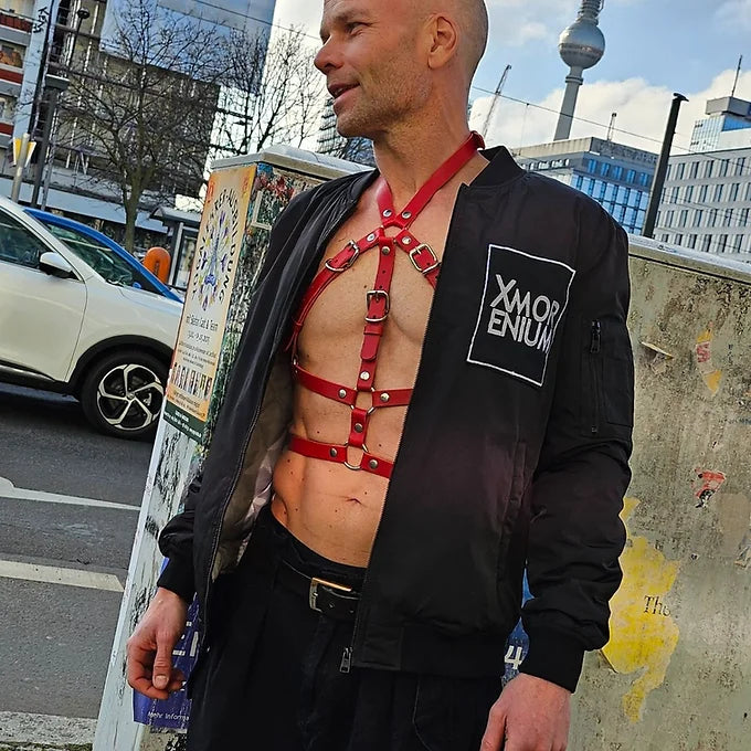 Red leather harness for men – Dominant & eye-catching