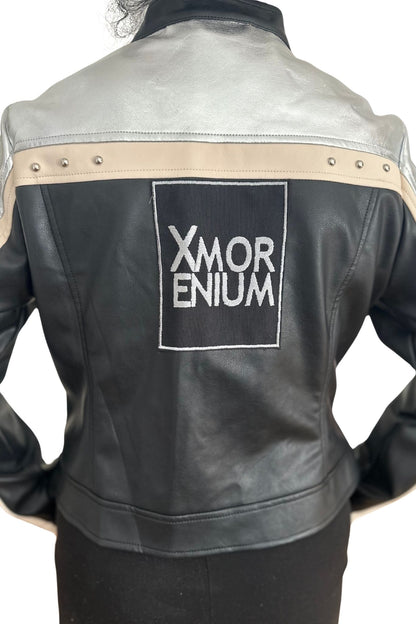 Person trägt silber-schwarze Kunstlederjacke mit großem Xmorenium-Logo auf dem Rücken und beiger Zierleiste mit Nieten.